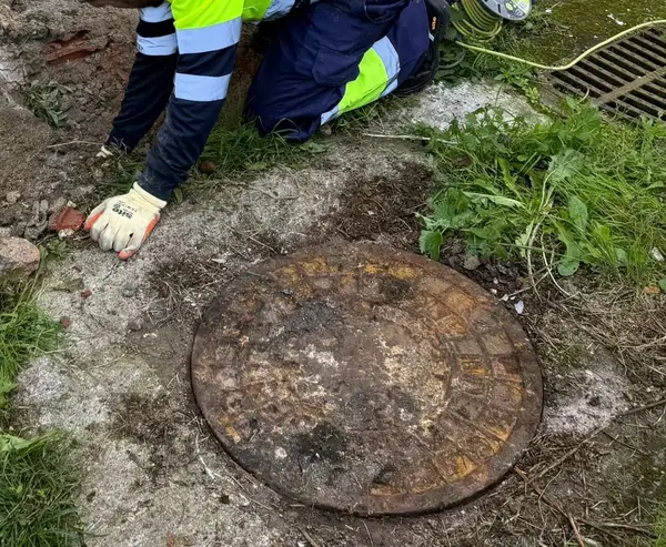 Alcantarilla antes de recibir mantenimiento