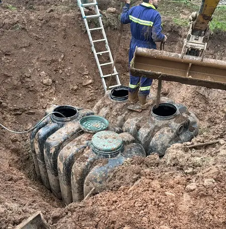 Excavación y limpieza de fosa séptica