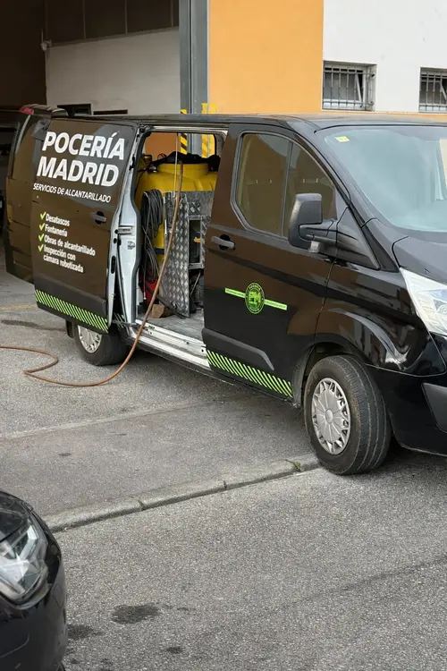 Furgón de Pocería Madrid para desatascos, inspección con cámara, obras de alcantarillado, etc.
