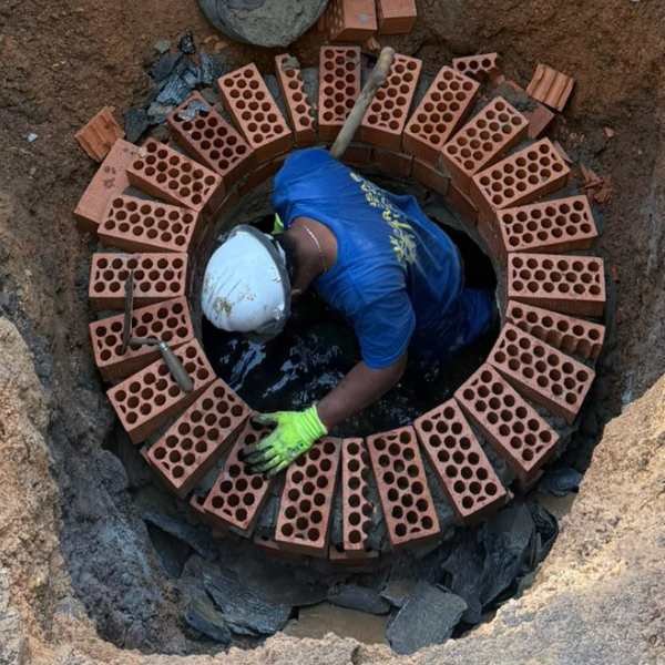 pocero haciendo una obra