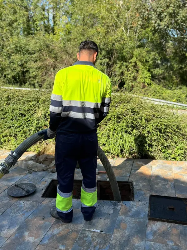 Profesional trabajando en un desatasco