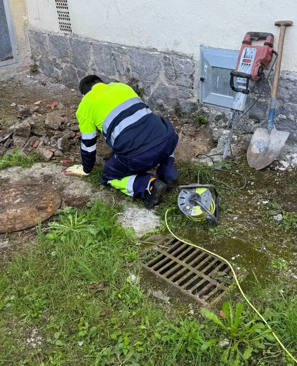 trabajador trabajando en alcantarillado